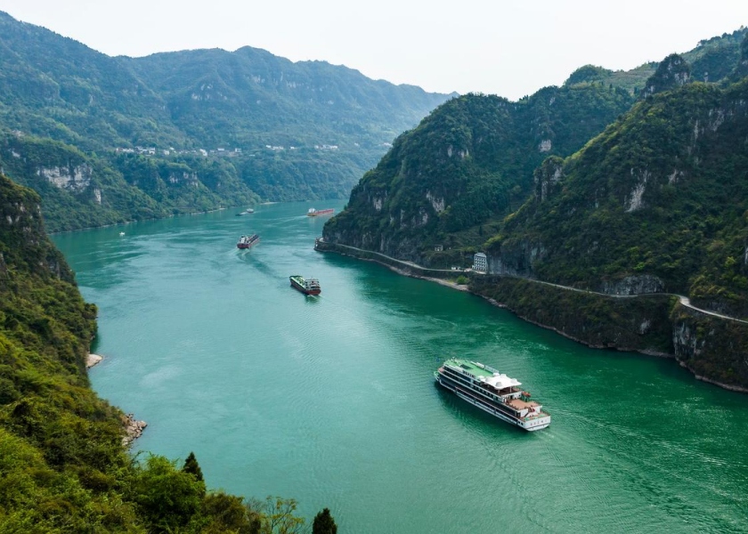 take Yangtze river cruise in spring