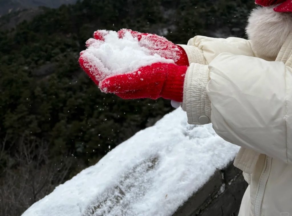 Enjoying the snow at Mutianyu Great Wall