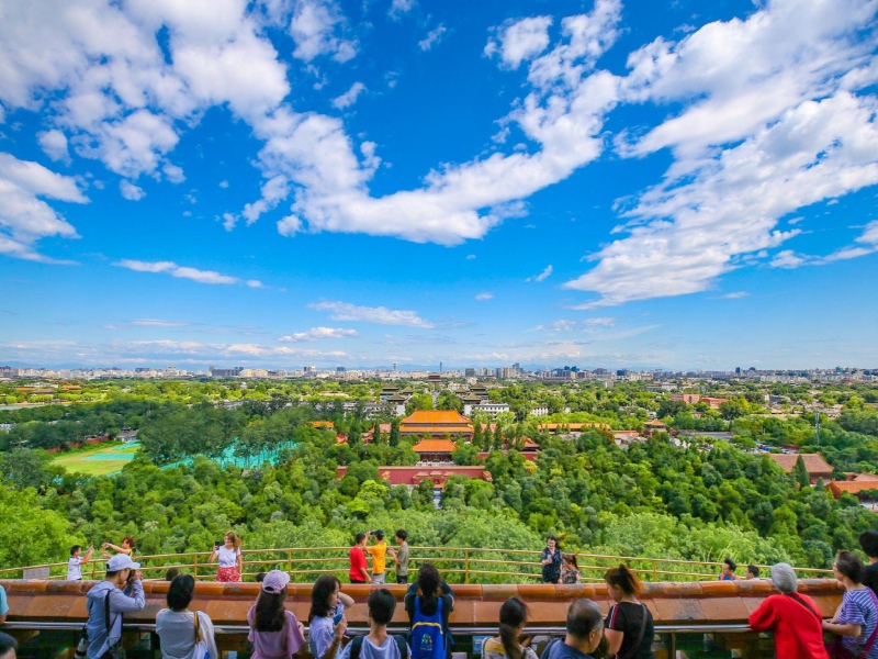 Overlook the panoramic view of the Forbidden City from Jingshan Park