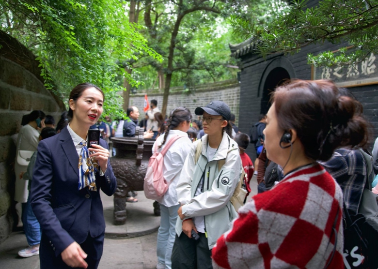 avoid illegal travel guides in China